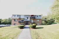 Building Photo - Great, updated condo with ton's of amenities!