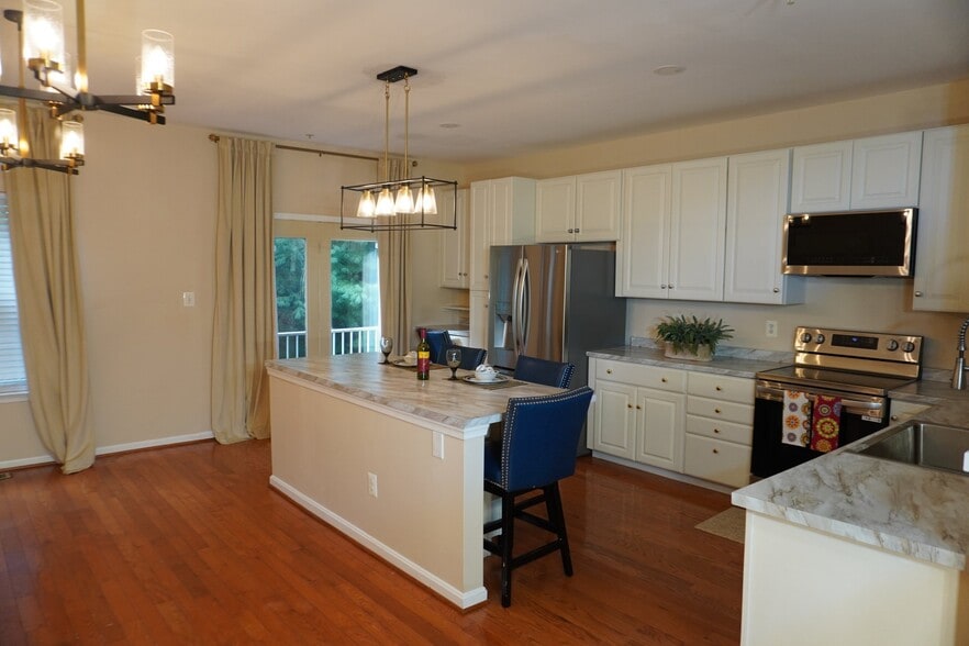 Building Photo - 8381 Township Dr