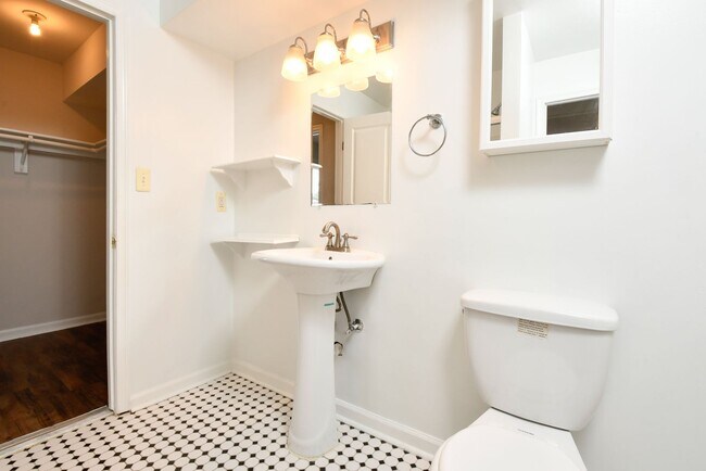 Building Photo - 102 Chesterfield Ln