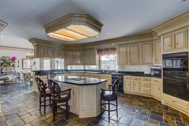 Building Photo - 13703 Lakeshore Way Cove