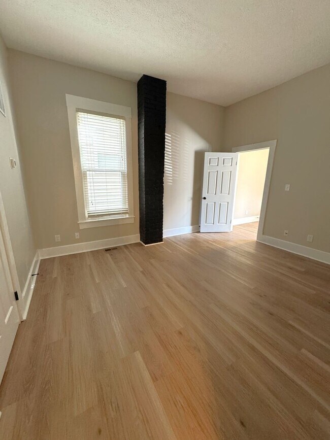 Building Photo - 1618ELL