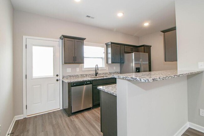 Building Photo - 1115-I2 Hillwood Dr