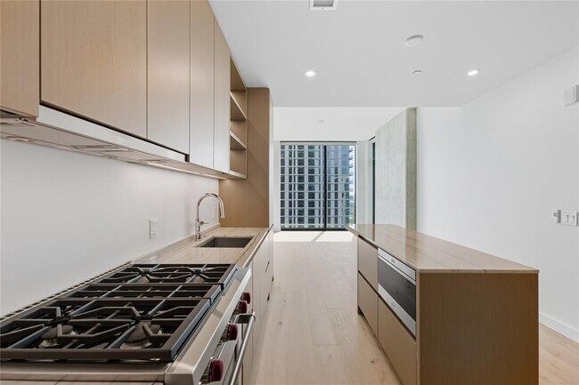 Building Photo - 610 Davis St