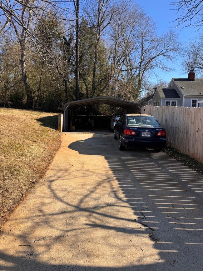 Building Photo - 2 Bedroom with Possible 3rd || 1 Bathroom - Single Family Home