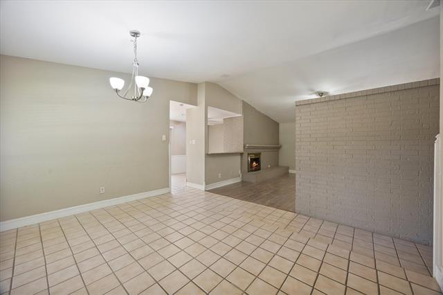 Building Photo - 2413 Village Green Dr