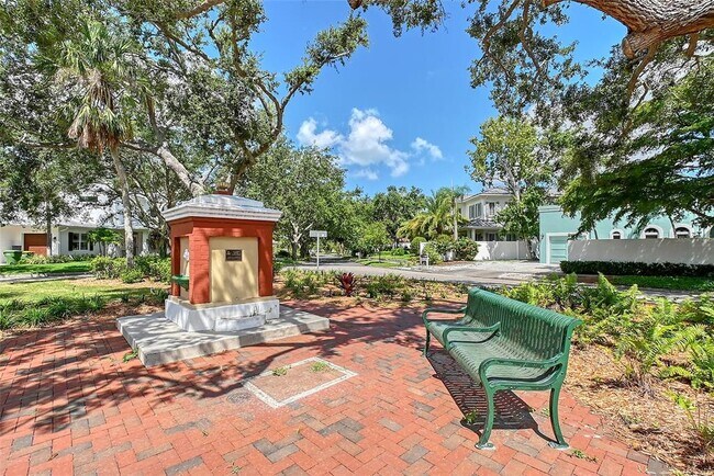 Building Photo - 1738 Siesta Dr