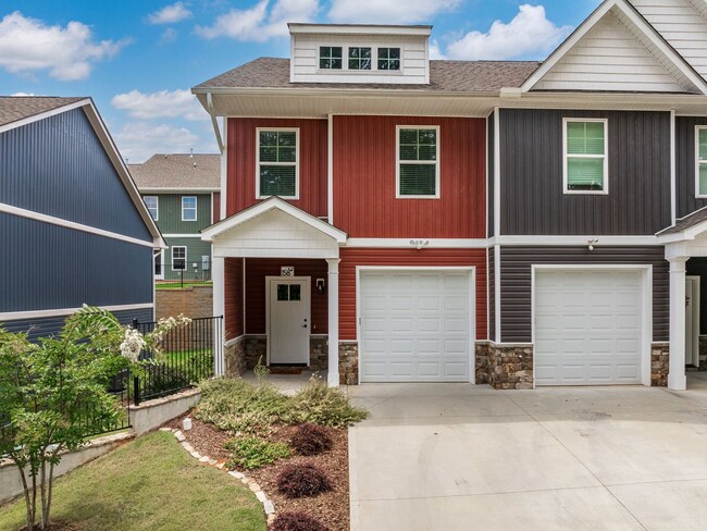 Building Photo - 3 Bed, 2.5 Bath - Lucky Penny End Unit