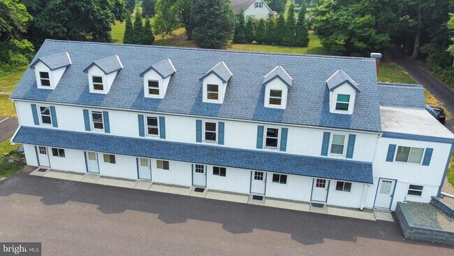 Building Photo - 806 W Main St