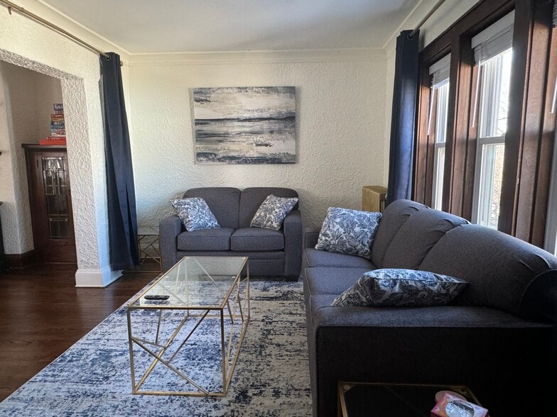 Living room - 821 E Pearson St