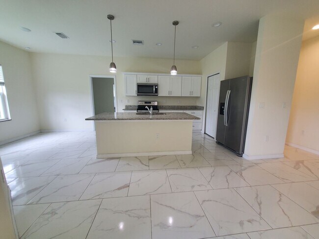Building Photo - Large 4 Bed 3 Bath with 2 Car Garage-LEHIG...