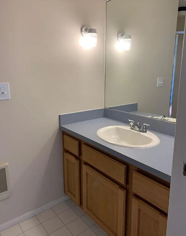 Building Photo - Charming 3-Bed 2bath Single-Level Home in ...