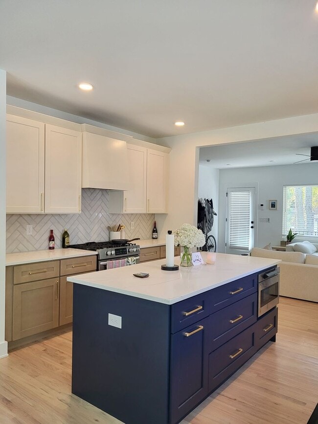 Building Photo - Furnished home in Lincoln Heights