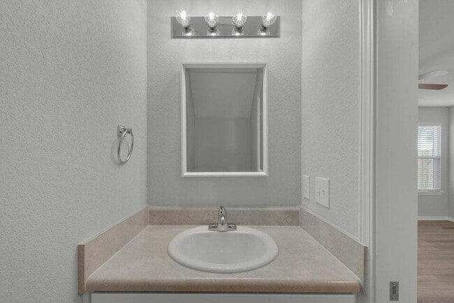 Building Photo - "Charming 2-Bed Townhouse Retreat in Fort Walton Beach with 2.5 Baths!"