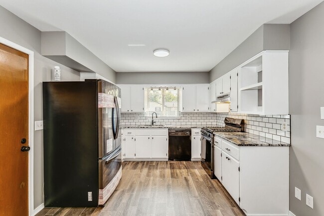 Building Photo - 873 E Greenway Ct