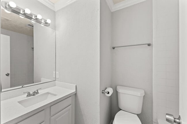 Building Photo - 14003 Vinehill Dr