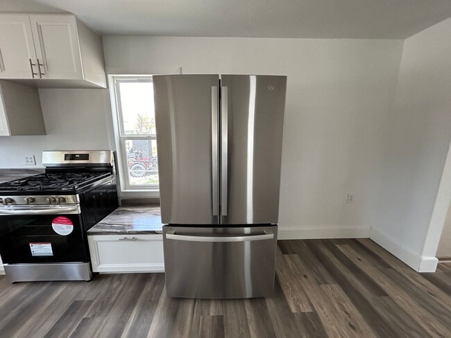 Building Photo - 3 Bedroom 1 Bath Beautiful House with Fenced Yard & Garage