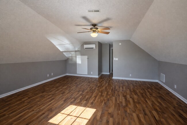 Building Photo - 3 Bed 2 Bath + Bonus Room