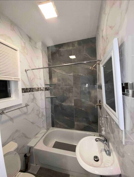BATHROOM - 14320 Lakewood Ave