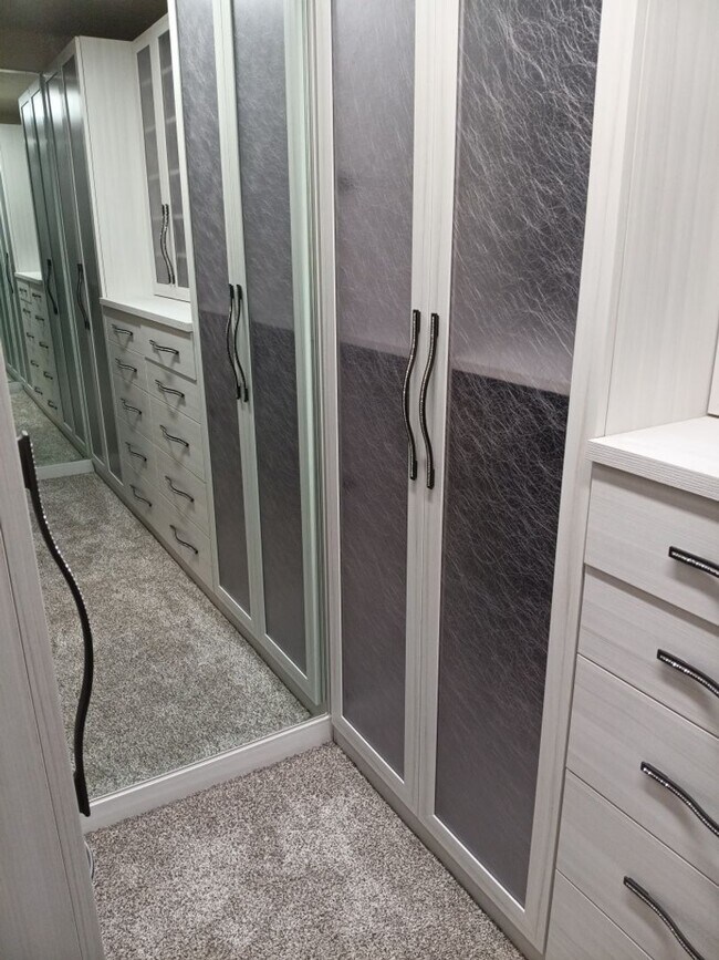 Building Photo - Stunning 4 bedroom, 3.5 bathroom home! Sho...