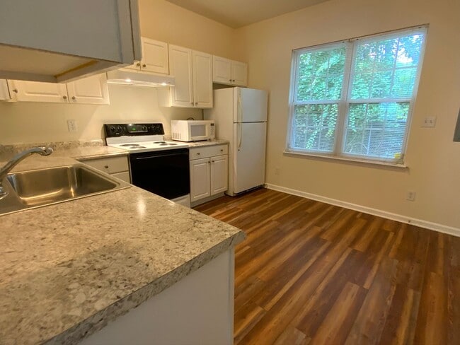 Building Photo - Updated 2 bedroom in fantastic location near Duke Med Center, on busline & convenient to many loc...