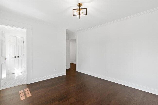 Building Photo - 1296 Hilton Dr