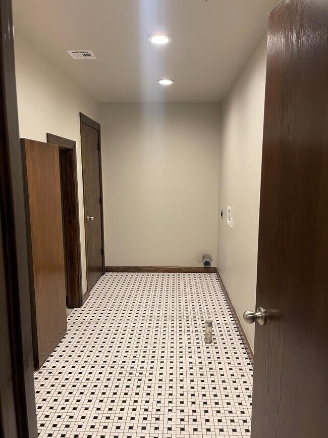 Building Photo - AMAZING CENTRAL NORMAN APARTMENT FOR LEASE