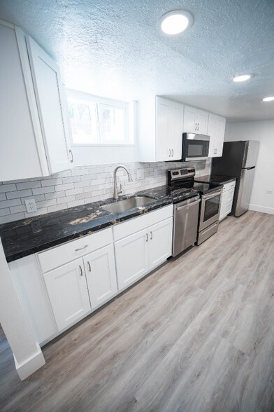 Building Photo - 2550 Highland Dr