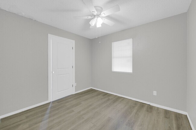 Building Photo - SPACIOUS! LOCATION!