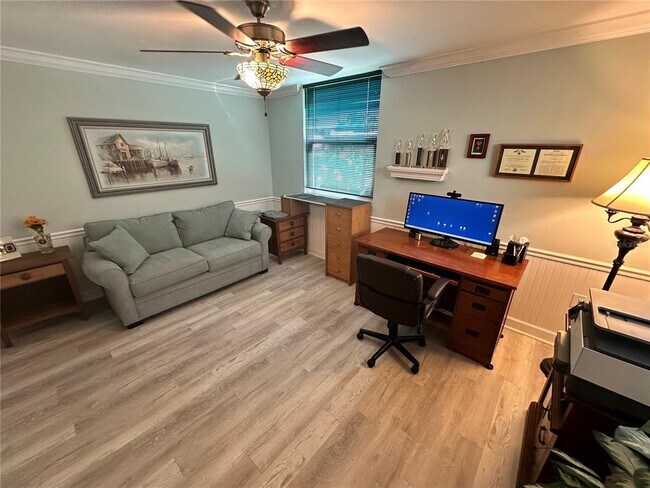 Building Photo - 567 Lakeside Dr