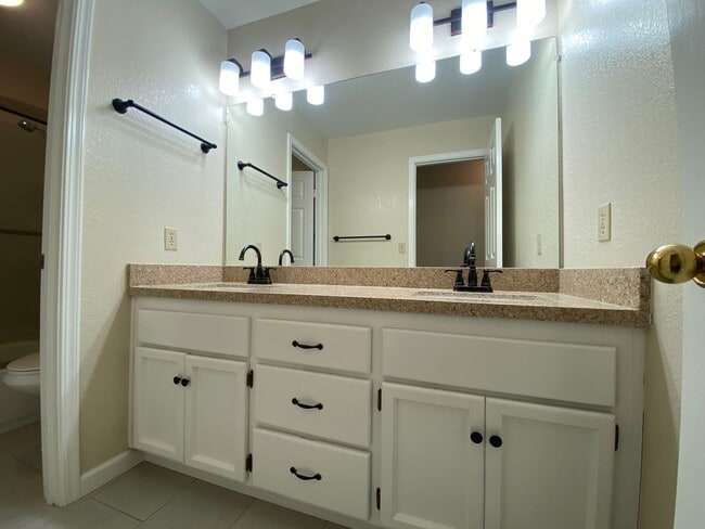 Building Photo - Danville Brookview Duet Townhouse 4 Br., 2...