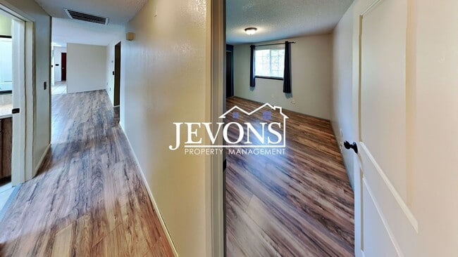 Building Photo - $900 Rent Credit | 3-bedroom single-family home near Randall Park with access to schools, shoppin...