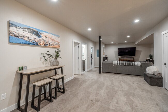 Building Photo - 255 Matterhorn Dr