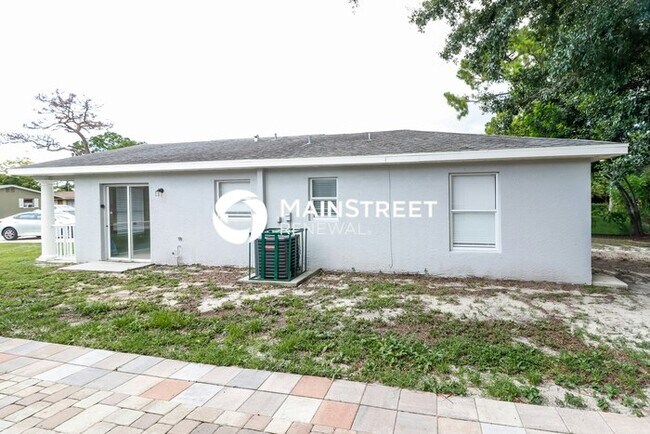 Building Photo - 3 Bedroom Pet-Friendly Home in Fort Myers, FL with Main Street Renewal