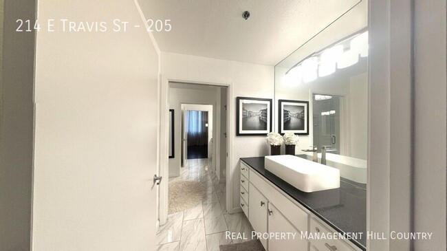 Building Photo - Modern Downtown Condo in the Heart of San ...