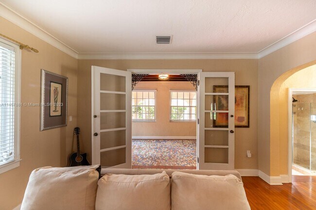 Building Photo - 423 Alcazar Ave