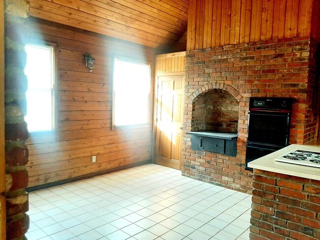 Building Photo - 3 Bedroom, 2 Bath Cheat Lake Log Home - Av...