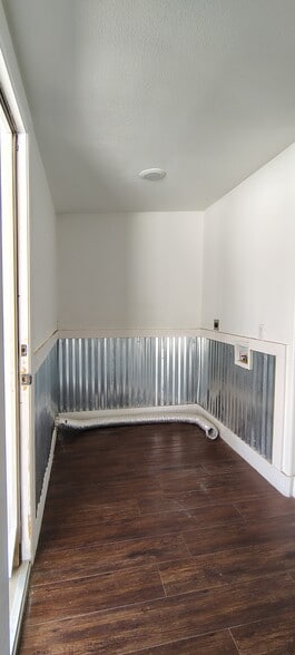 Building Photo - 112 W Park St