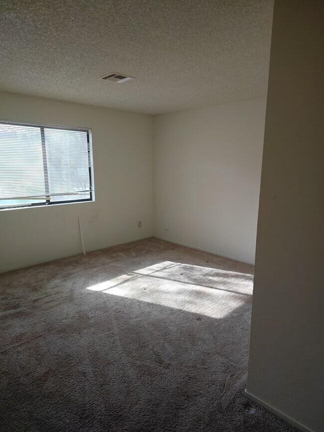 Building Photo - 3 Bedroom Condo