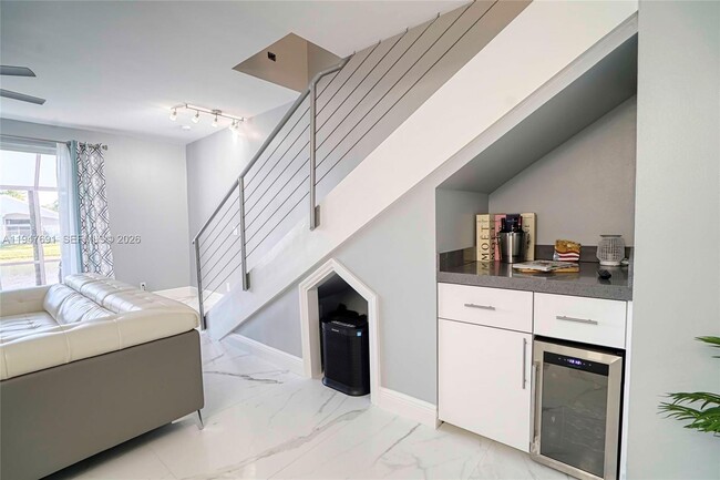 Building Photo - 1261 Presidio Dr