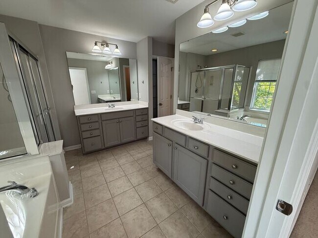 Building Photo - Prime Raleigh Location Near Crabtree & Downtown – Stunning 3BR Townhome