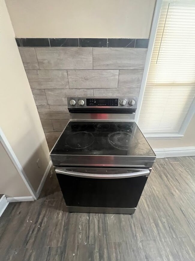 Building Photo - Charming 3 Bedroom 2 Bathroom House near RACC