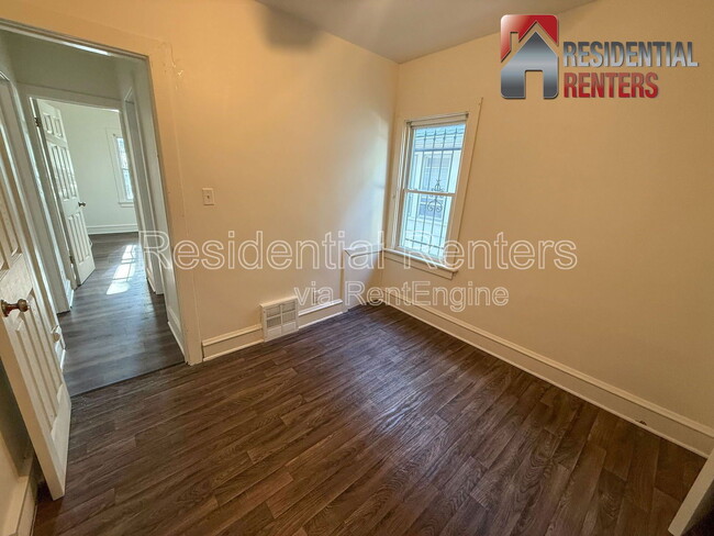 Building Photo - 5560 N 40th St