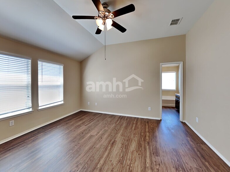 Building Photo - 2020 Fairview Dr