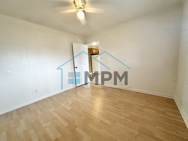 Building Photo - 13 W Elmwood Dr