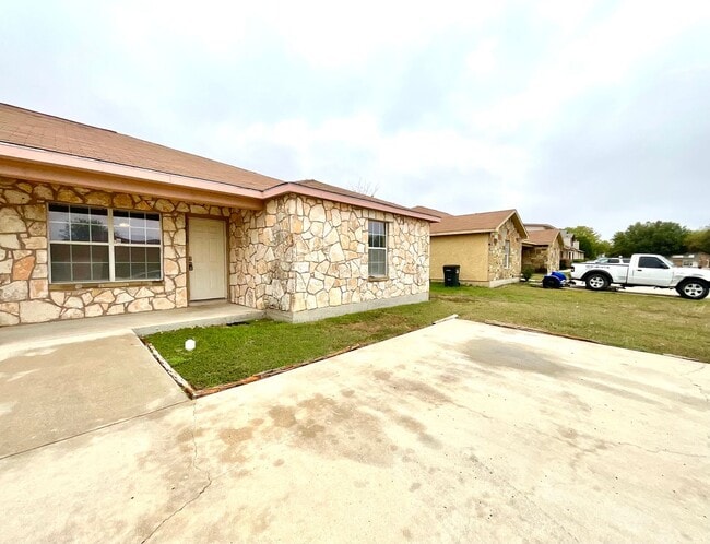 Building Photo - **APPLICATION RECEIVED** **MOVE IN SPECIAL** Charming 3-Bed, 2-Bath Home with Fenced Yard – Pet F...