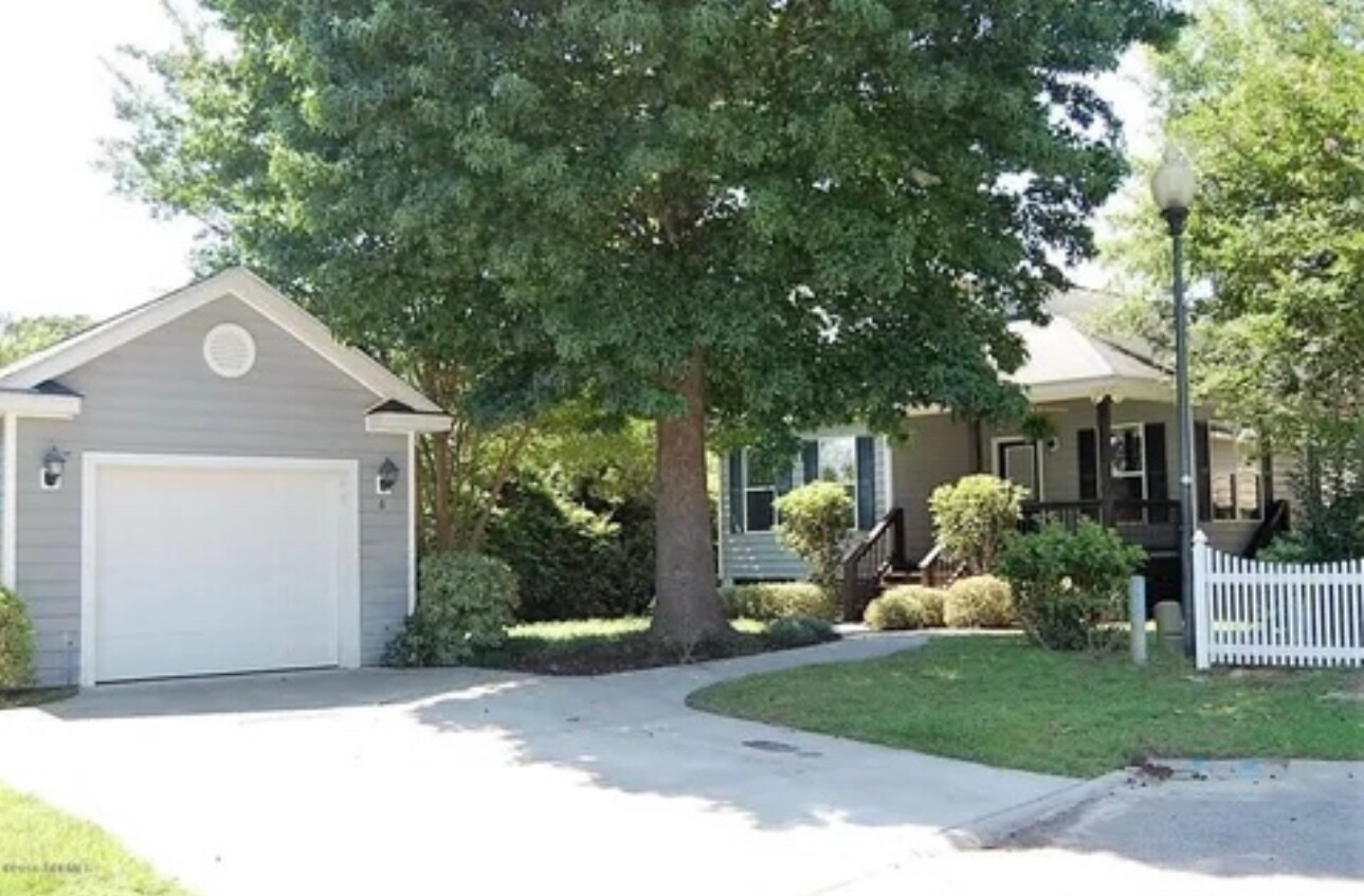 Building Photo - 8 Lagaree Ct