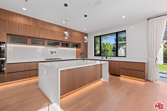 Building Photo - 4708 Noble Ave