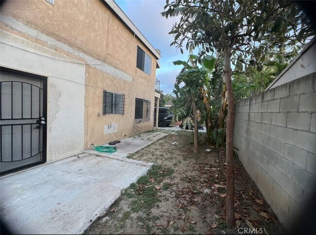 Building Photo - 1141 N Berendo St