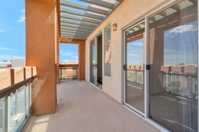 Building Photo - Two bedroom Park Avenue Condo/Freshly pain...