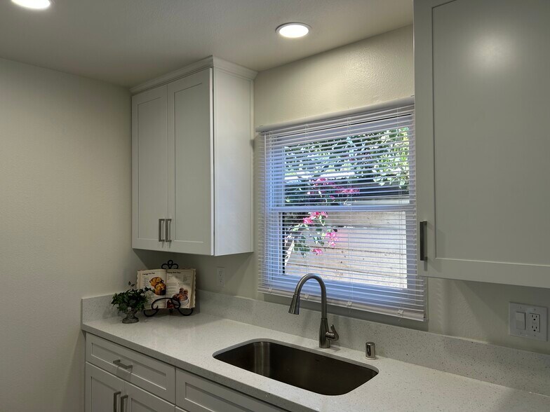 Building Photo - 629 S Glassell St